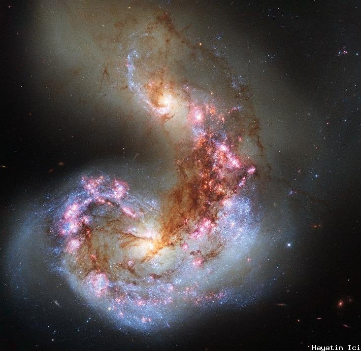 Uzay teleskobu çarpışan galaksilerin görüntüsünü yakaladı