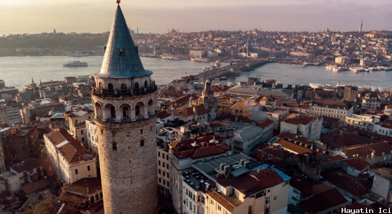İstanbul'un simgesi Galata Kulesi