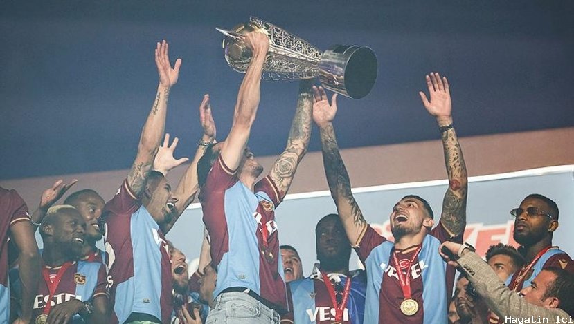 Şampiyon Trabzonspor kupasına kavuştu