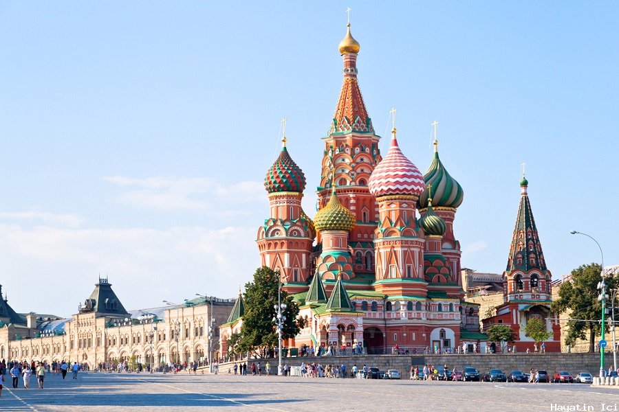 Kızıl Meydanın renkli Kremlin Sarayı ne zaman ve kim tarafından yapıldı