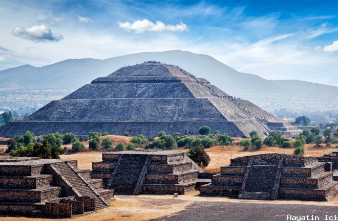 Mayalar tarafından inşa edilen dev piramit, bir yanardağın püskürttüğü kayalardan yapılmıştır.