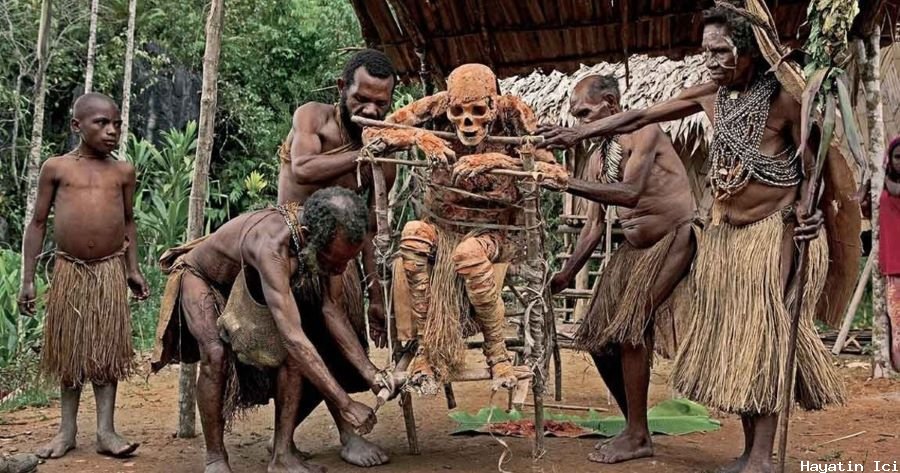Korowai kabilesi, iblisler tarafından ele geçirilen insanları öldürür ve onları yer