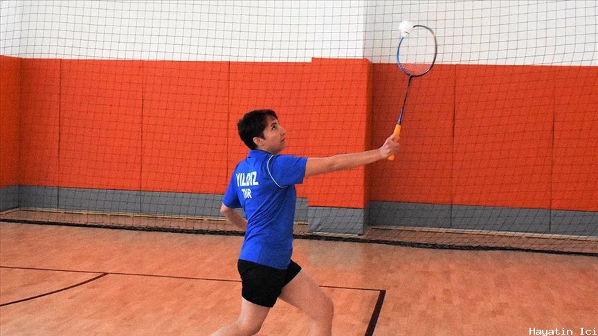 Uluslararası para badminton turnuvasında milli sporcu Halime Yıldız'dan gümüş madalya