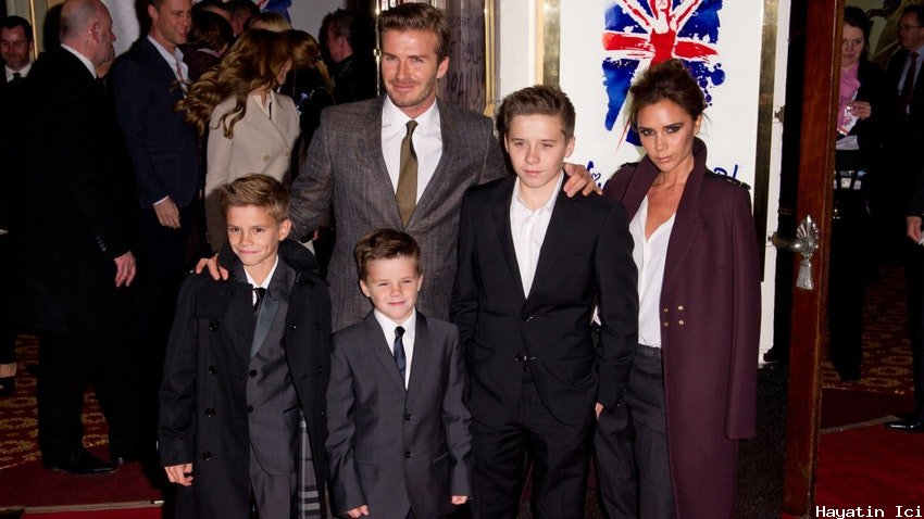 Victoria Beckham Paris Moda Haftası'na katıldı